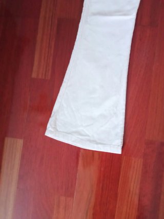 Pantalones blancos acampanados mujer