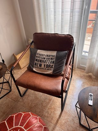Sillón de salón tapizado en cuero sintético
