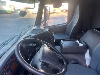 Camión caja cerrada Volvo FM 6x2 eje direccional