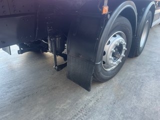 Camión caja cerrada Volvo FM 6x2 eje direccional