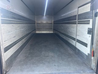 Camión caja cerrada Volvo FM 6x2 eje direccional