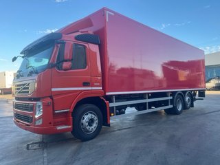 Camión caja cerrada Volvo FM 6x2 eje direccional