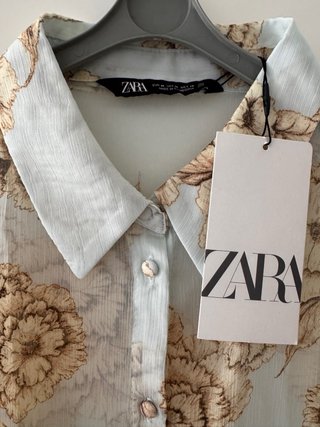 Blusa estampada azul de Zara