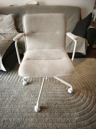Sedia Sklum beige con ruote e braccioli come nuova