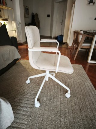 Sedia Sklum beige con ruote e braccioli come nuova