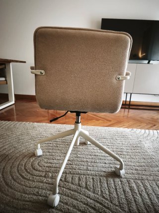 Sedia Sklum beige con ruote e braccioli come nuova
