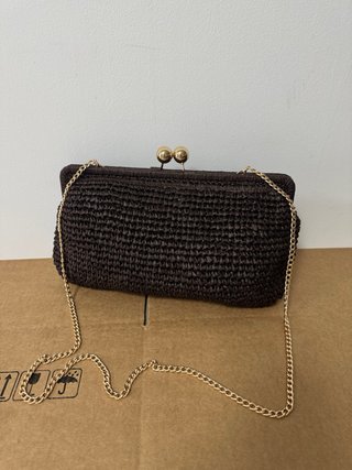Pochette in rafia con chiusura a sfera