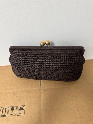 Pochette in rafia con chiusura a sfera