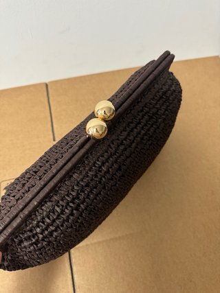 Pochette in rafia con chiusura a sfera