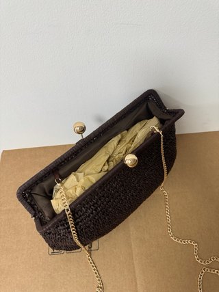 Pochette in rafia con chiusura a sfera