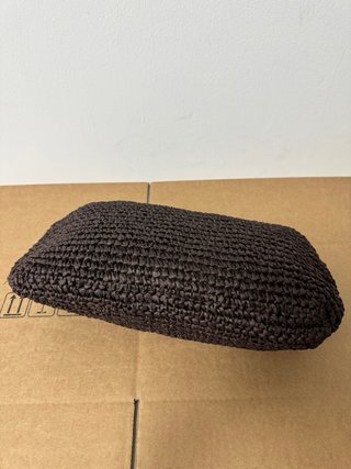Pochette in rafia con chiusura a sfera