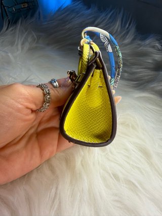 Mini bolso amarillo con pañuelo
