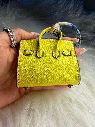 Mini bolso amarillo con pañuelo