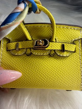Mini bolso amarillo con pañuelo