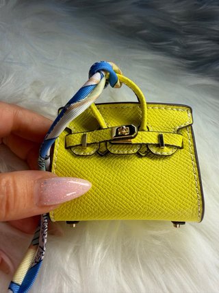 Mini bolso amarillo con pañuelo
