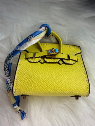 Mini bolso amarillo con pañuelo