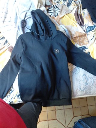 Sudadera con capucha negra