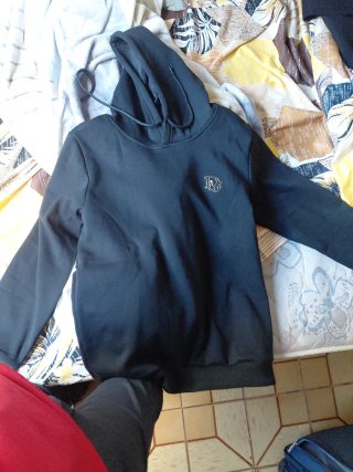 Sudadera con capucha negra