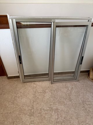 Ventana corredera aluminio gris