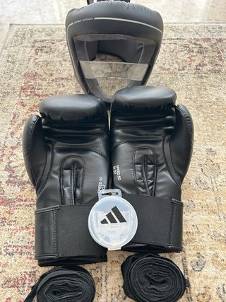 Guantes boxeo + casco protector Adidas