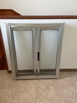 Ventana corredera aluminio gris