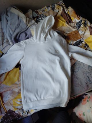 Sudadera con capucha blanca