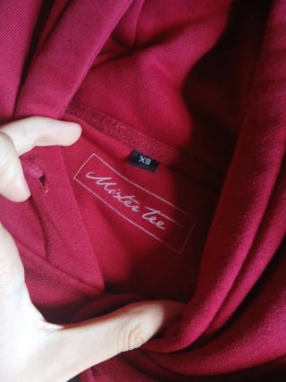 Sudadera granate con estampado Pray