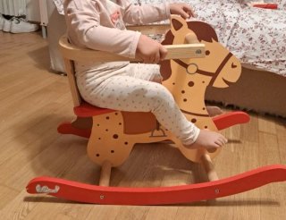 Cavallo a dondolo in legno per bambini