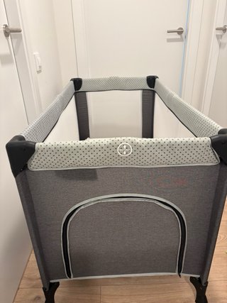 Cuna de viaje infantil gris