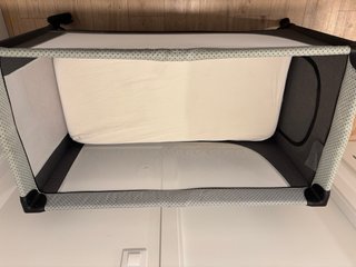 Cuna de viaje infantil gris