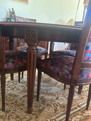 Mesa de salón de madera