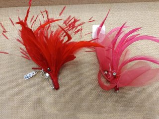 Tocados de fiesta rojos y negros
