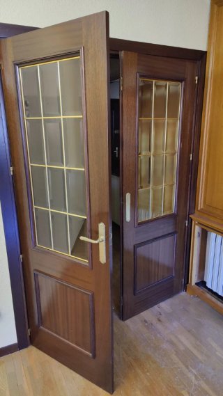 Puertas de sapeli con cristal y ciegas.