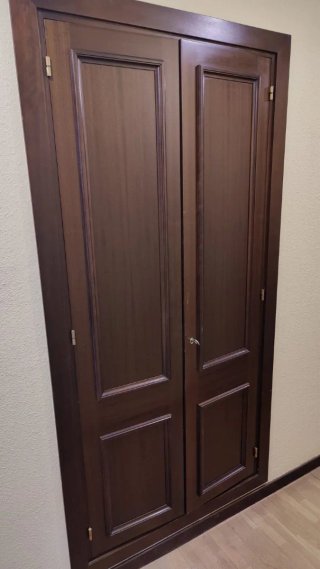 Puertas de sapeli con cristal y ciegas.