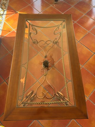 Mesa de centro madera y cristal con detalles dorad