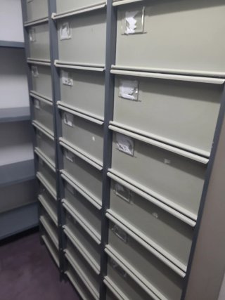 Estanterías metálicas y archivador