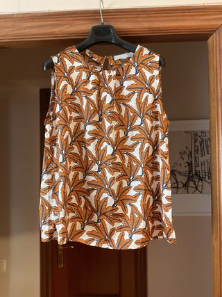 Blusa sin mangas estampado hojas naranja