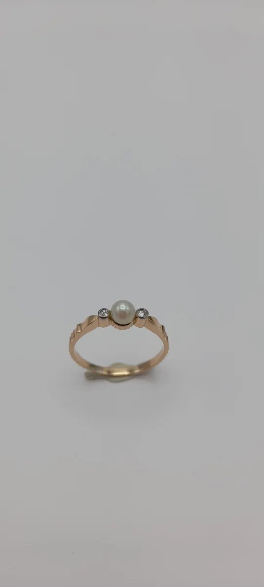 Anillo de oro 18kt con brillantes.