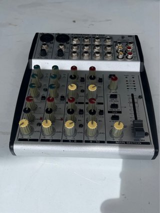 Mesa de mezclas Behringer UB1002 + Fuente
