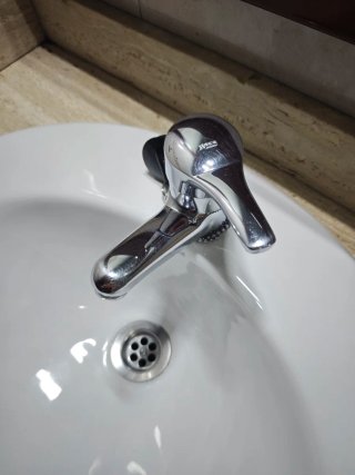 Mueble de baño con espejo y lavabo