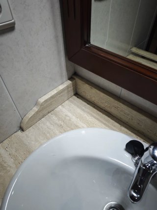 Mueble de baño con espejo y lavabo