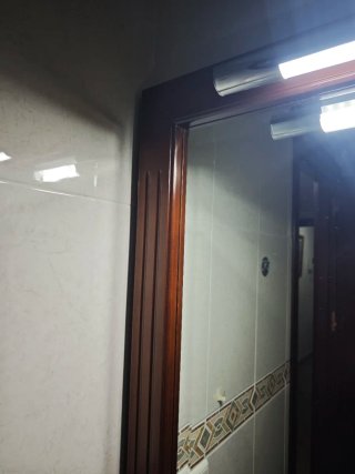 Mueble de baño con espejo y lavabo