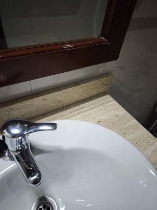 Mueble de baño con espejo y lavabo