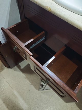 Mueble de baño con espejo y lavabo