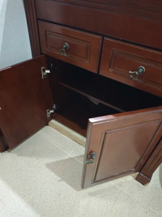 Mueble de baño con espejo y lavabo