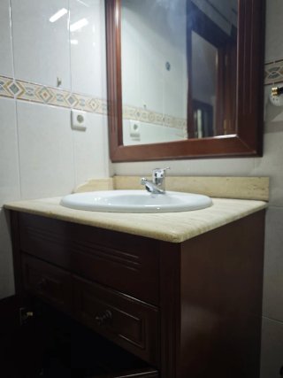 Mueble de baño con espejo y lavabo