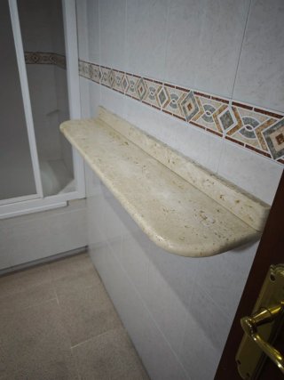 Mueble de baño con espejo y lavabo