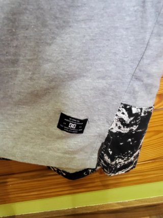 Camiseta DC gris con bolsillo Talla XS
