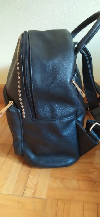 Bolso Mochila Negro con Tachuelas