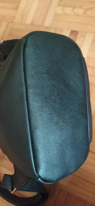 Bolso Mochila Negro con Tachuelas